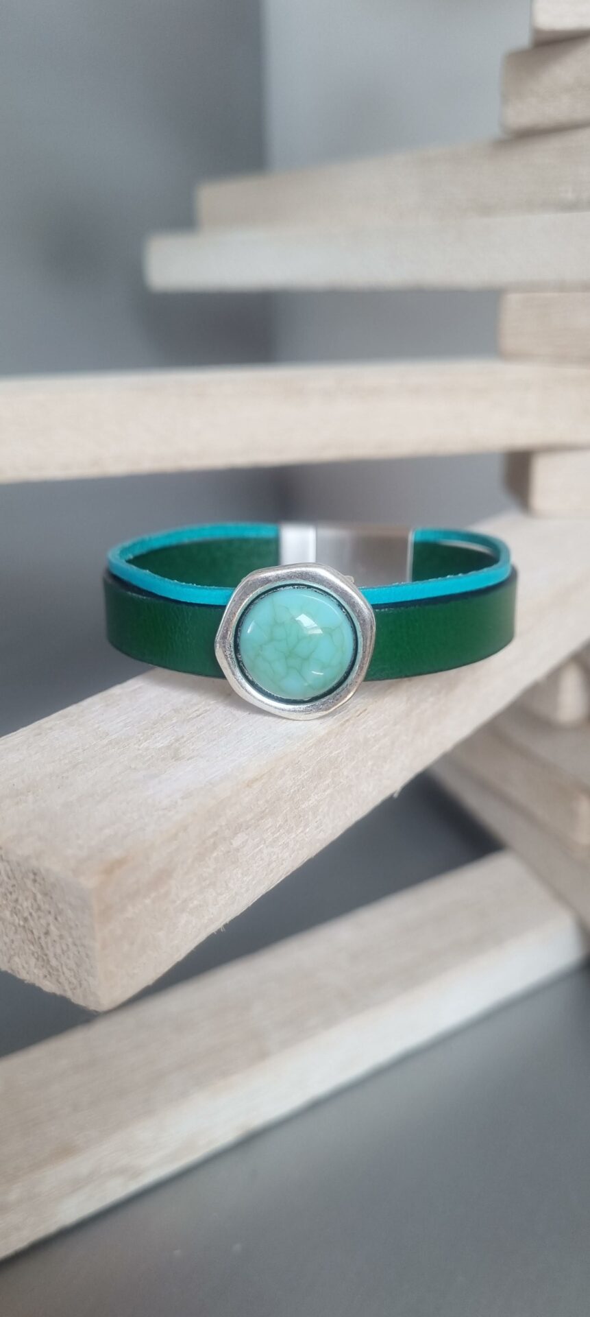 Bracelet femme en cuir plat vert et turquoise, passant argenté pierre bleue