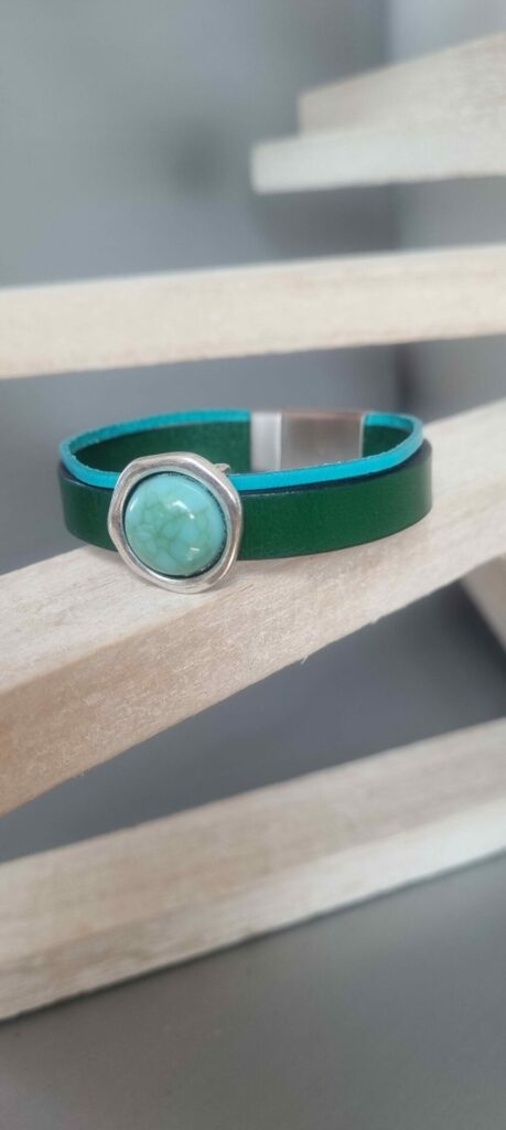 Bracelet femme en cuir plat vert et turquoise, passant argenté pierre bleue