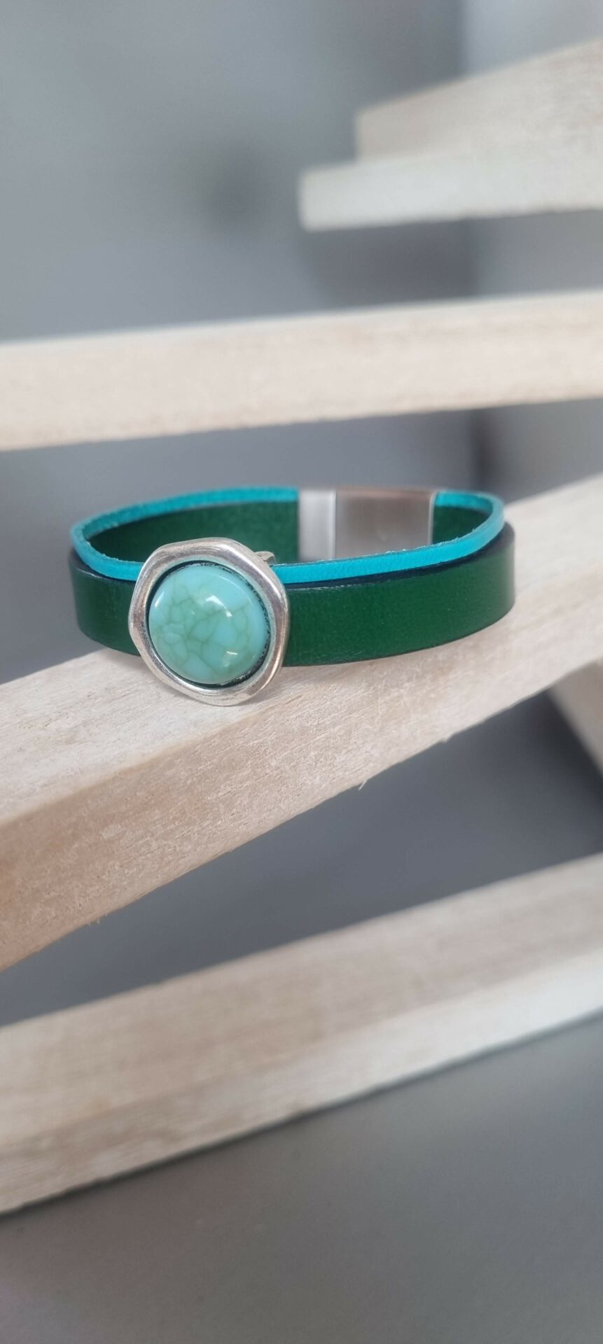 Bracelet femme en cuir plat vert et turquoise, passant argenté pierre bleue