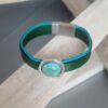 Bracelet femme en cuir plat vert et turquoise, passant argenté pierre bleue
