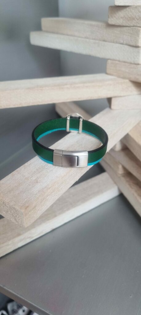 Bracelet femme en cuir plat vert et turquoise, passant argenté pierre bleue