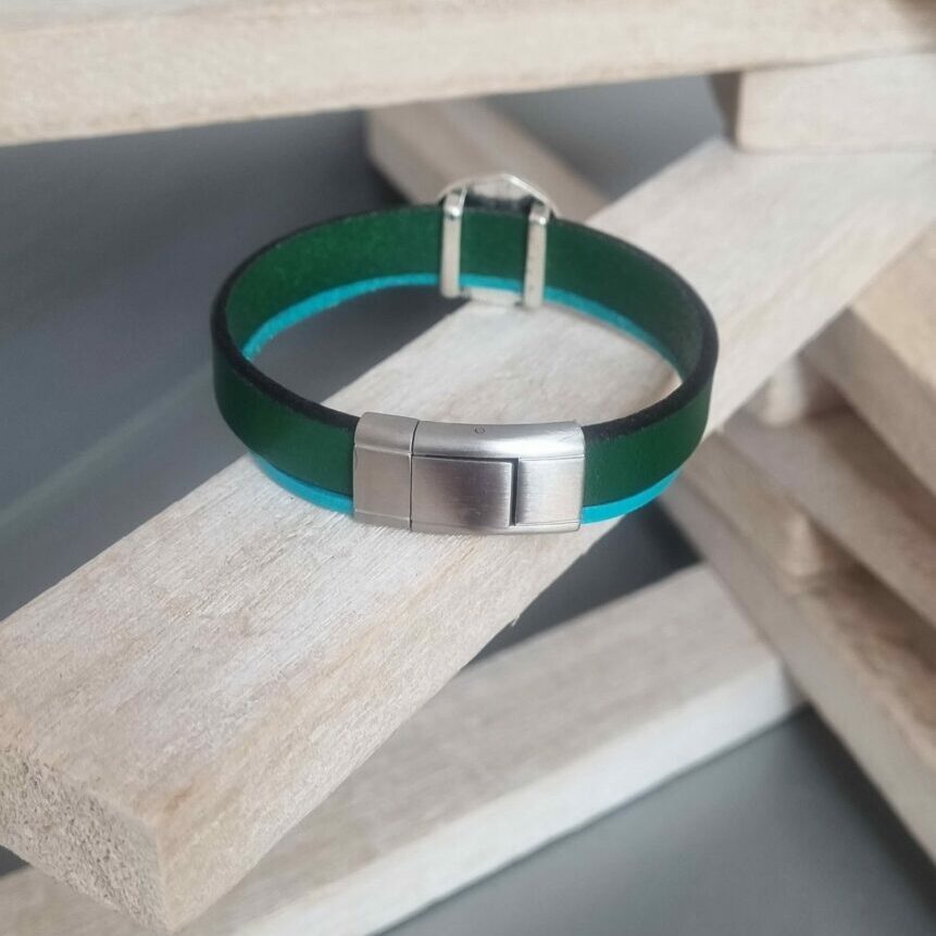 Bracelet femme en cuir plat vert et turquoise, passant argenté pierre bleue