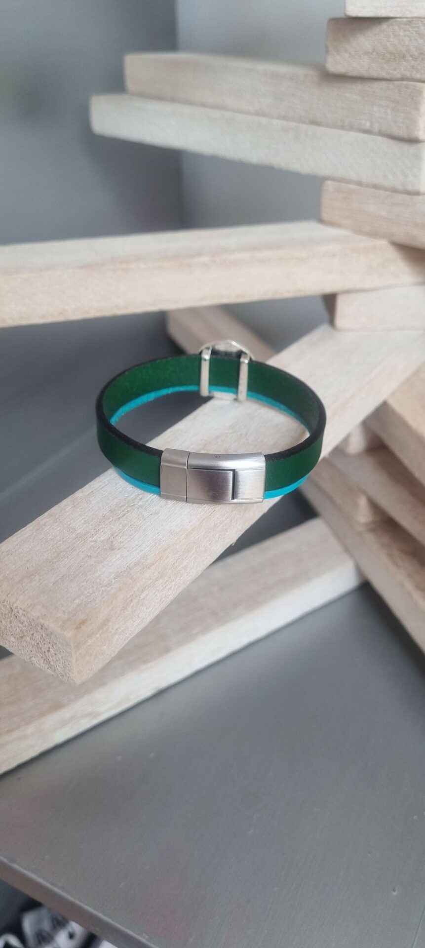 Bracelet femme en cuir plat vert et turquoise, passant argenté pierre bleue