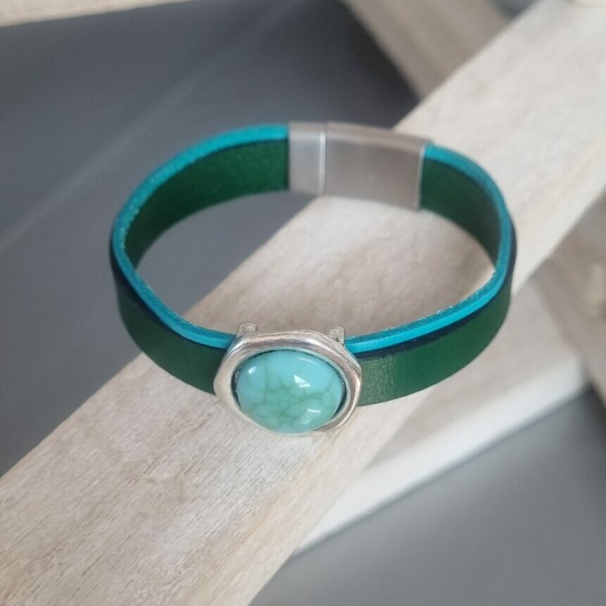 Bracelet femme en cuir plat vert et turquoise, passant argenté pierre bleue