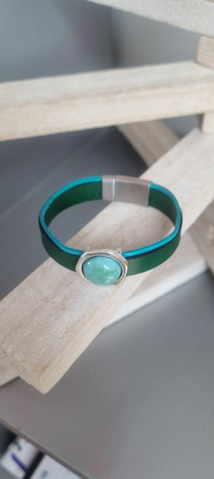 Bracelet femme en cuir plat vert et turquoise, passant argenté pierre bleue