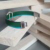 Bracelet femme en cuir plat vert et turquoise, passant argenté pierre bleue