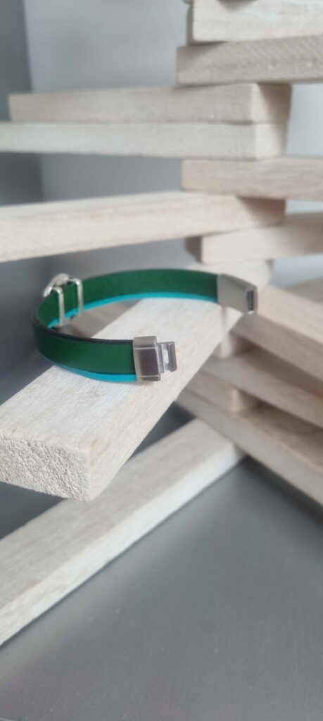 Bracelet femme en cuir plat vert et turquoise, passant argenté pierre bleue