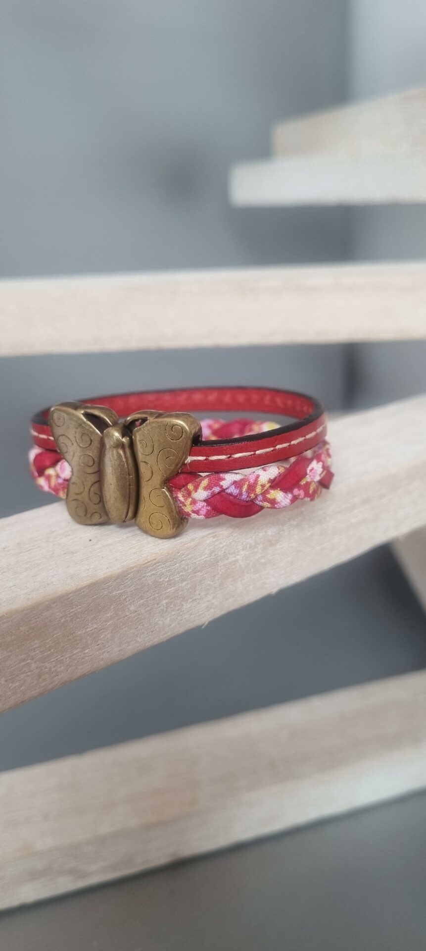 Bracelet enfant en cuir tressé liberty et cuir rouge