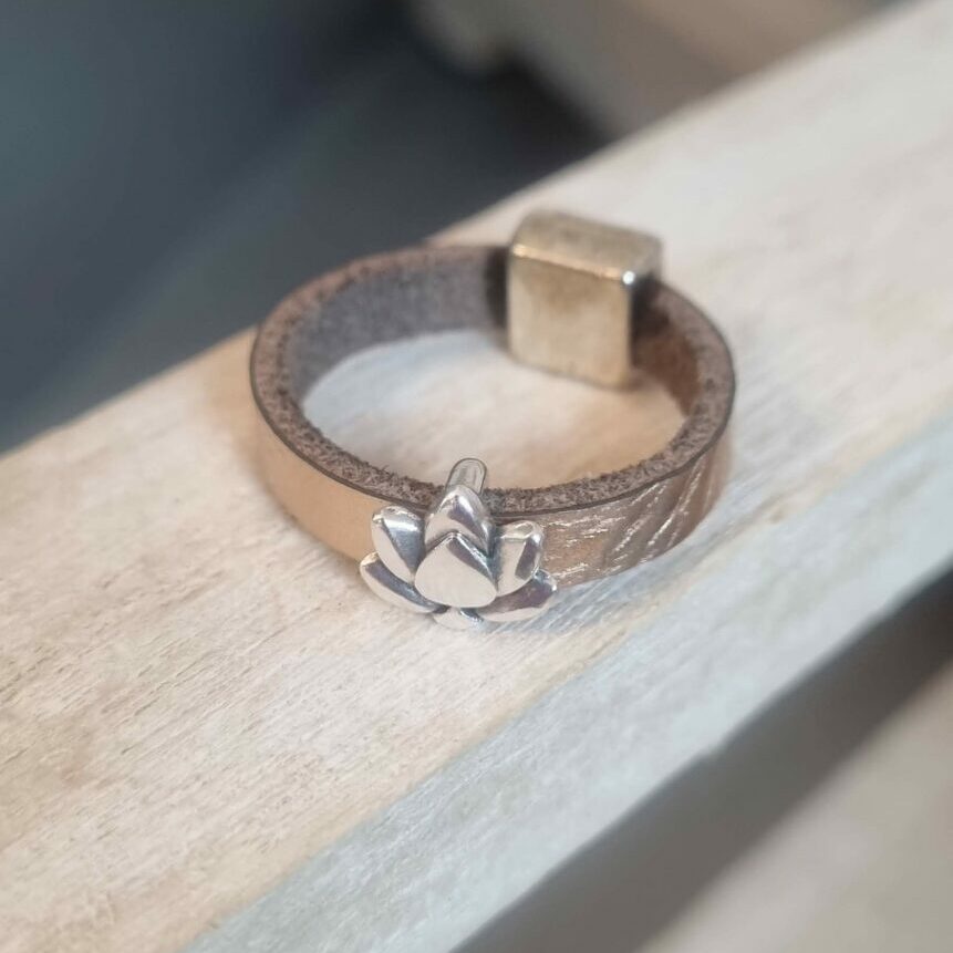Bague femme en cuir rose doré, lotus et carré