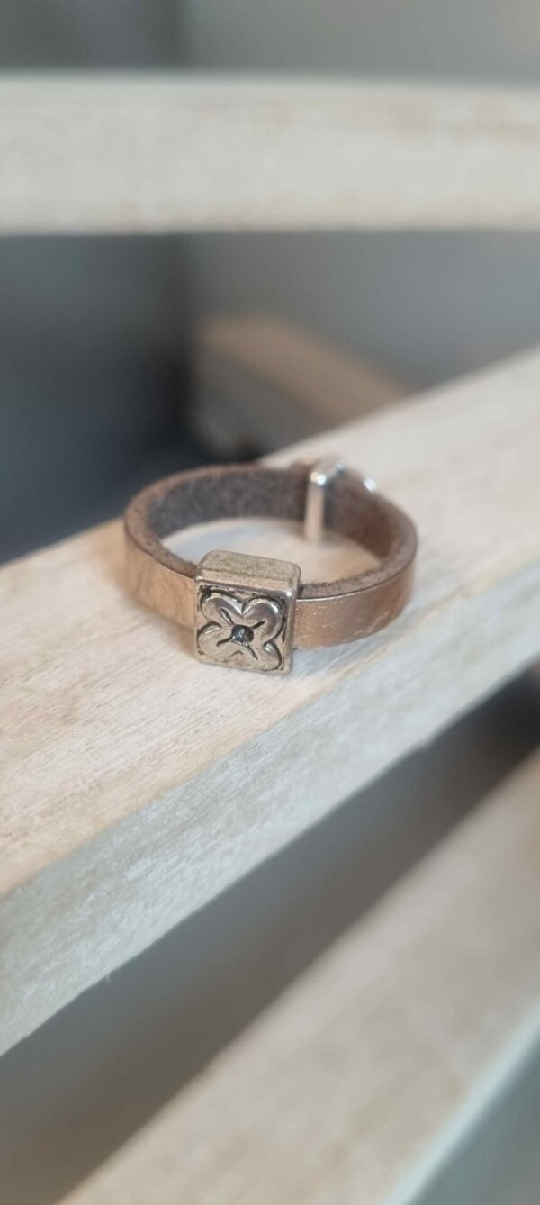 Bague femme en cuir rose doré, lotus et carré