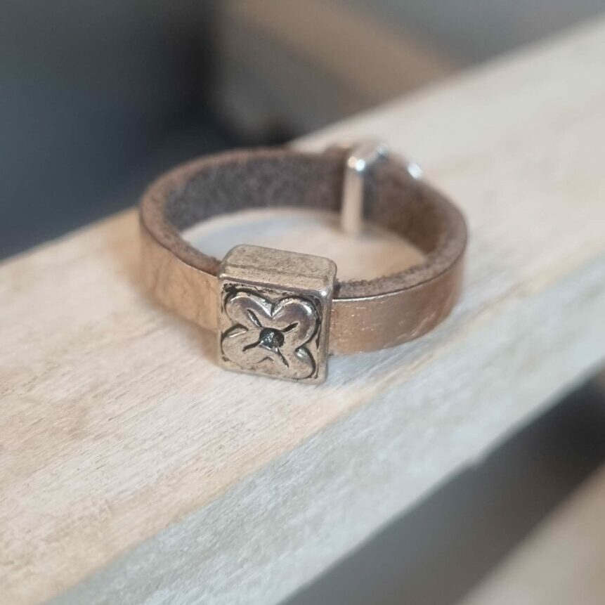 Bague femme en cuir rose doré, lotus et carré