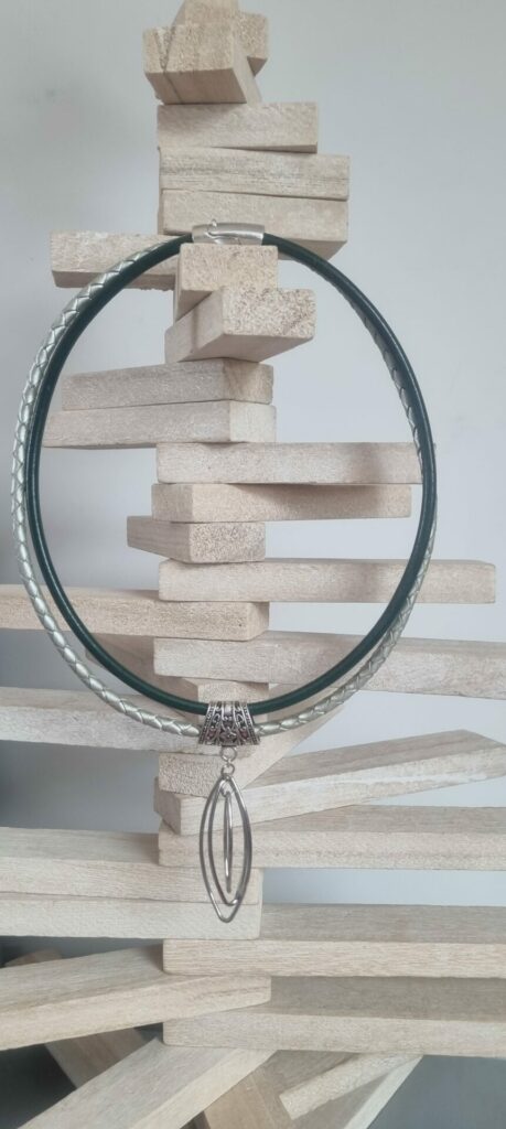 Collier femme en cuir rond tressé argenté et rond vert, ellipse argentée