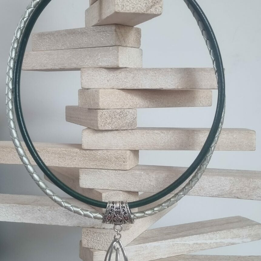 Collier femme en cuir rond tressé argenté et rond vert, ellipse argentée