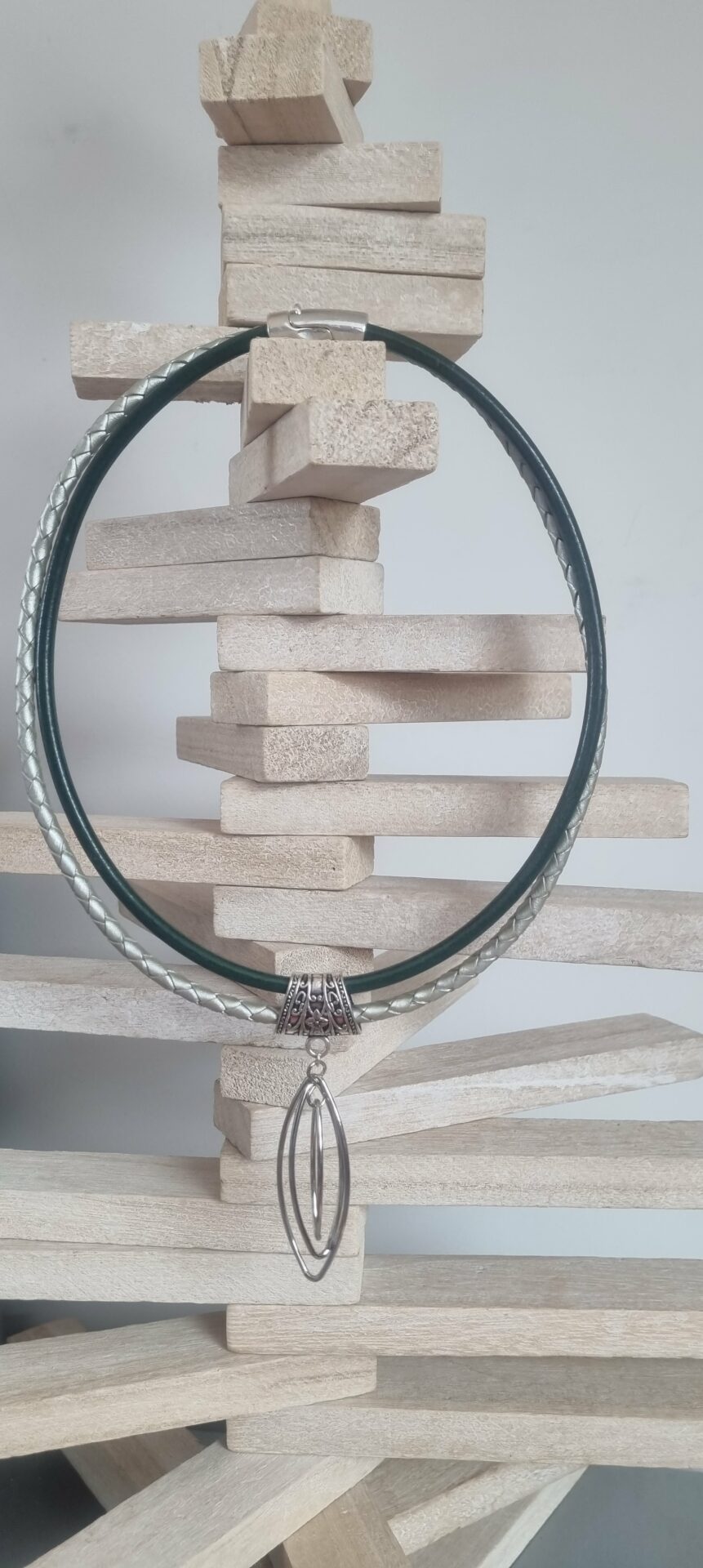 Collier femme en cuir rond tressé argenté et rond vert, ellipse argentée