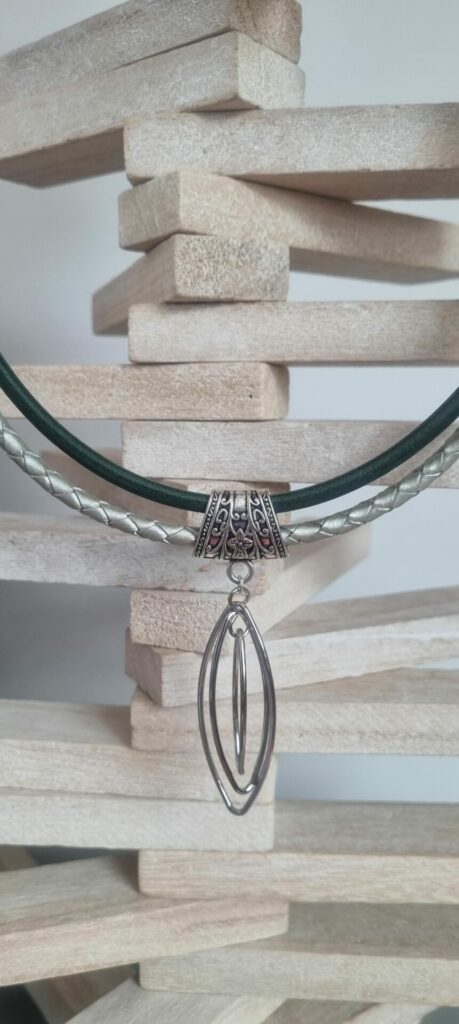 Collier femme en cuir rond tressé argenté et rond vert, ellipse argentée