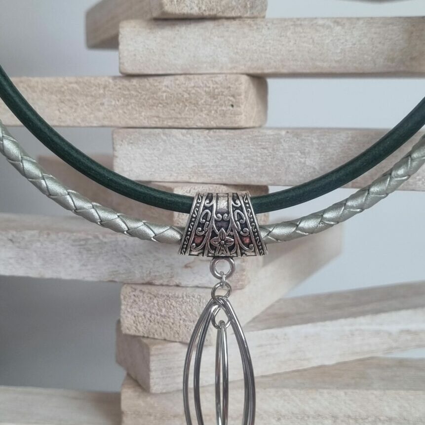 Collier femme en cuir rond tressé argenté et rond vert, ellipse argentée