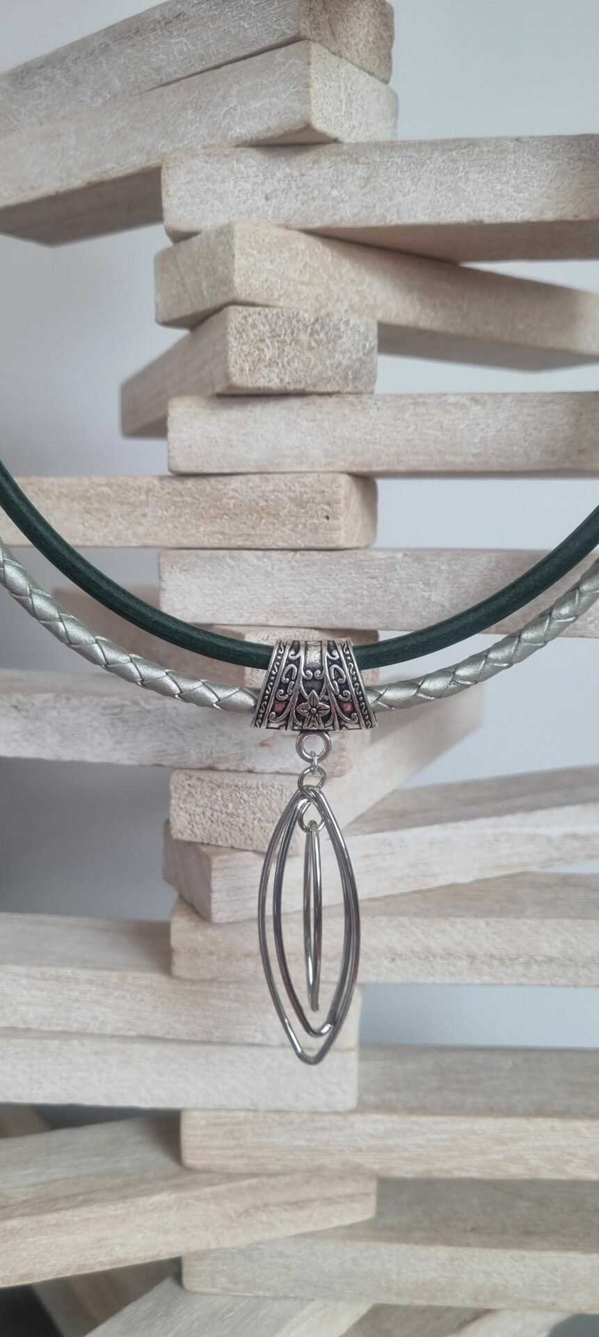 Collier femme en cuir rond tressé argenté et rond vert, ellipse argentée