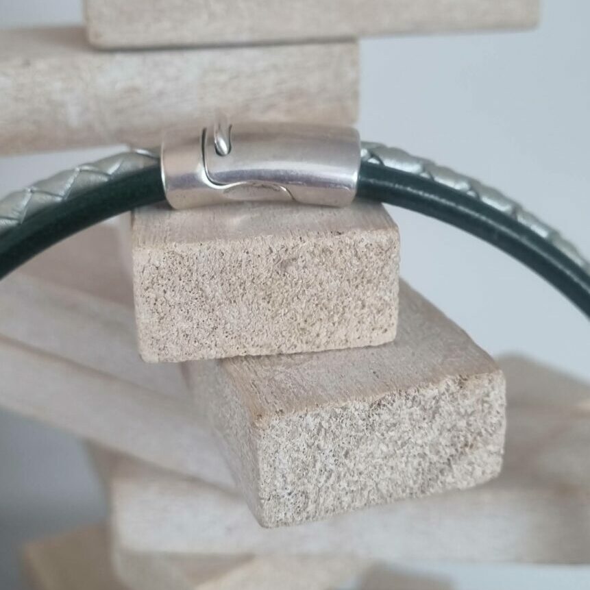 Collier femme en cuir rond tressé argenté et rond vert, ellipse argentée