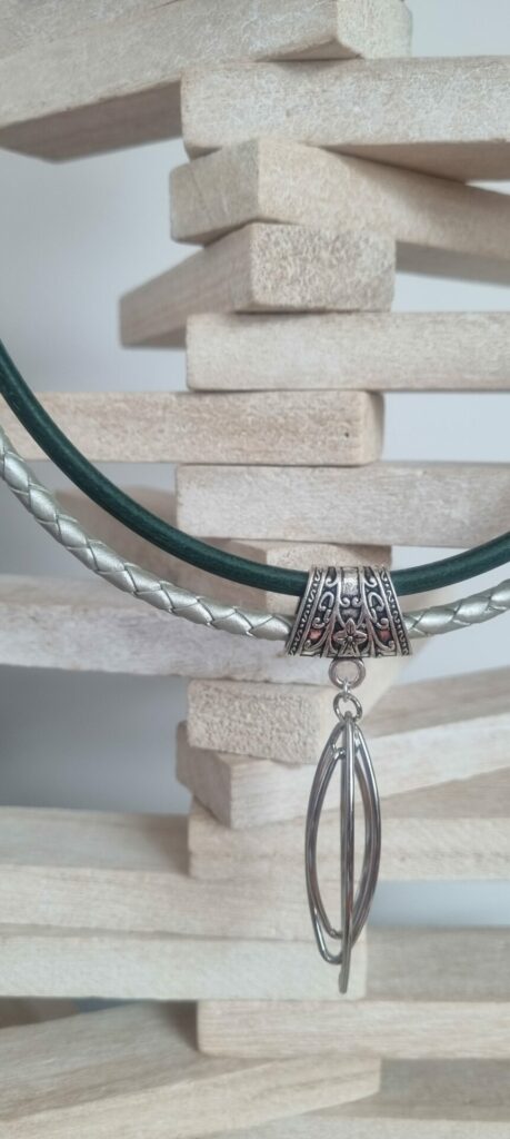 Collier femme en cuir rond tressé argenté et rond vert, ellipse argentée
