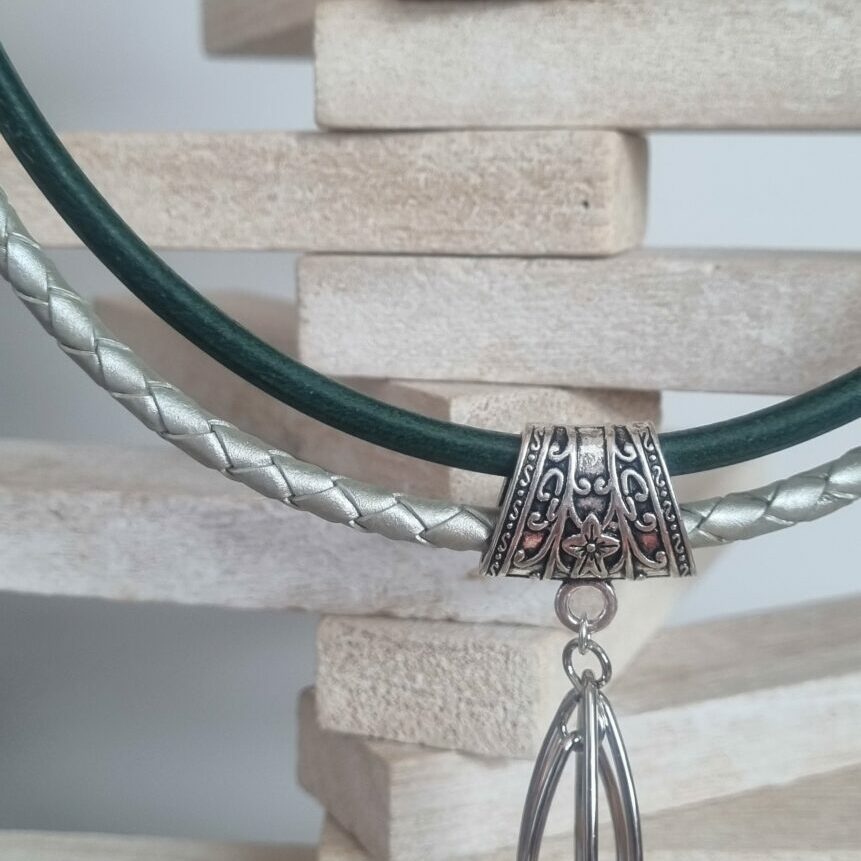 Collier femme en cuir rond tressé argenté et rond vert, ellipse argentée