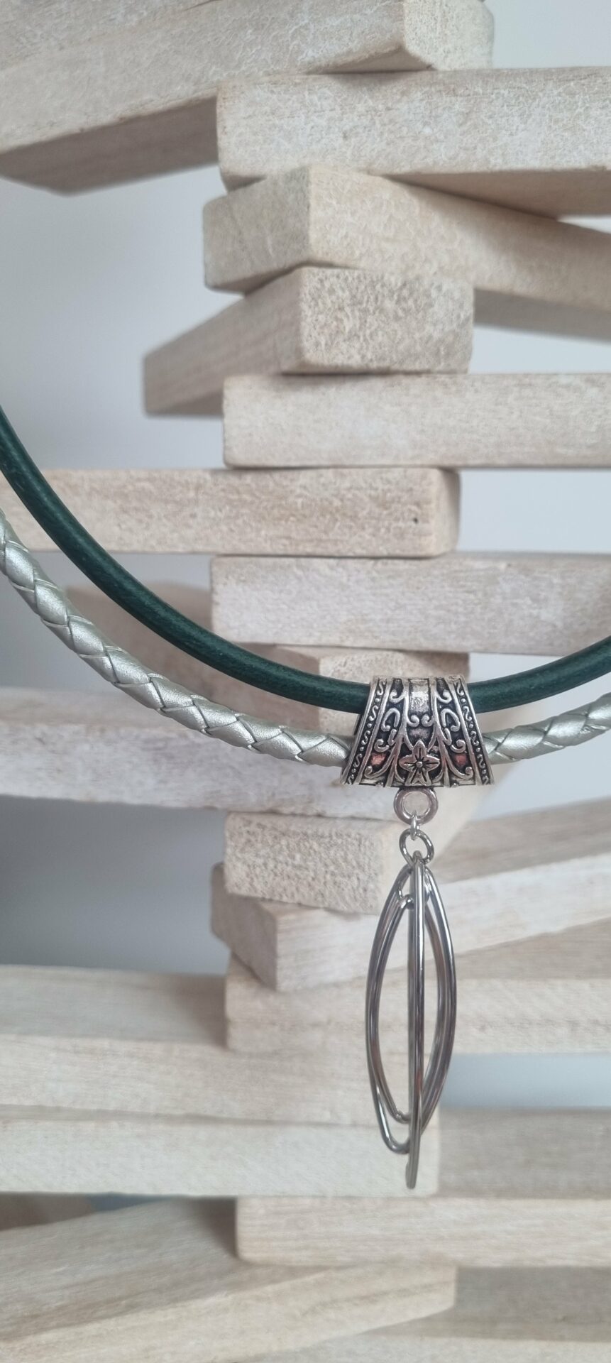 Collier femme en cuir rond tressé argenté et rond vert, ellipse argentée