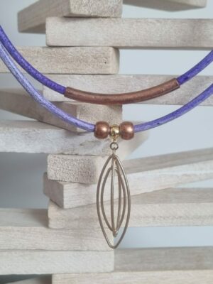 Collier femme en cuir rond mauve, tube, perles et ellipse bronzes et dorés