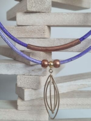 Collier femme en cuir rond mauve, tube, perles et ellipse bronzes et dorés