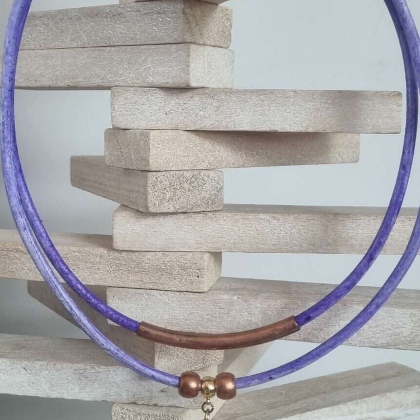 Collier femme en cuir rond mauve, tube, perles et ellipse bronzes et dorés