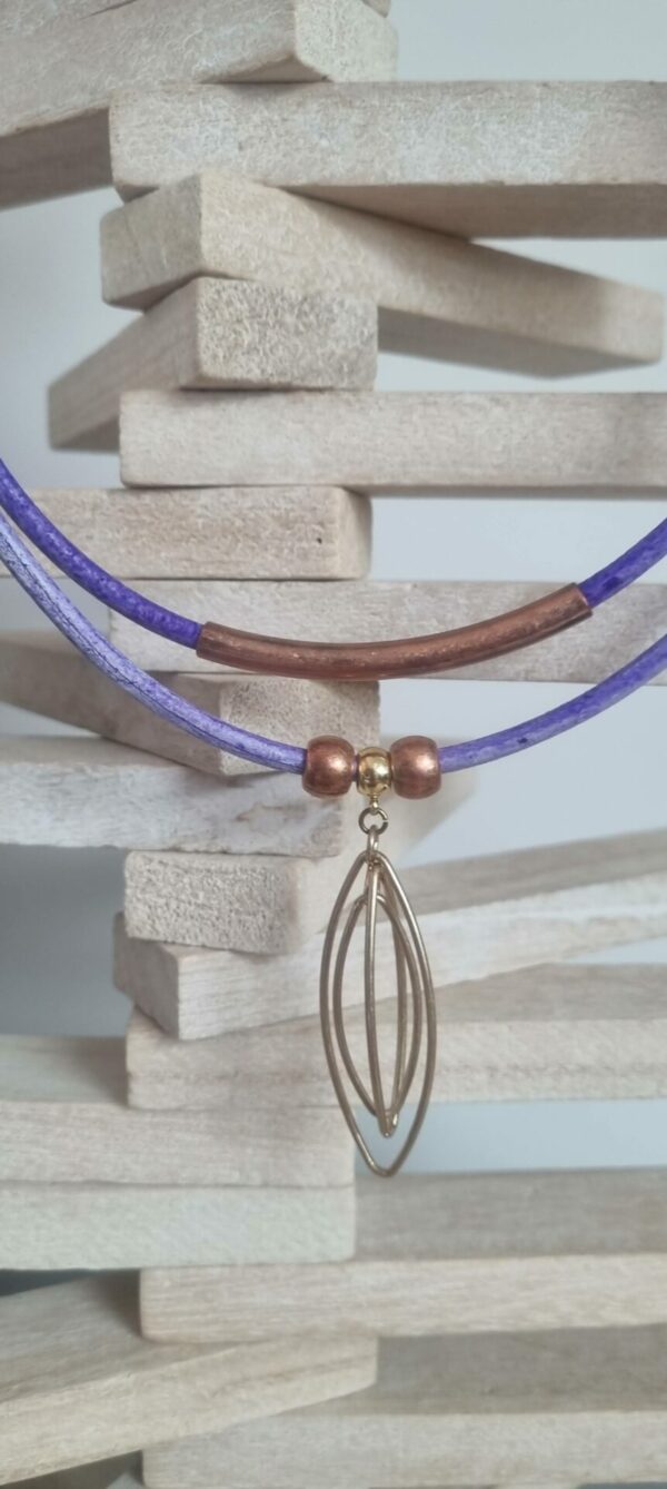 Collier femme en cuir rond mauve, tube, perles et ellipse bronzes et dorés