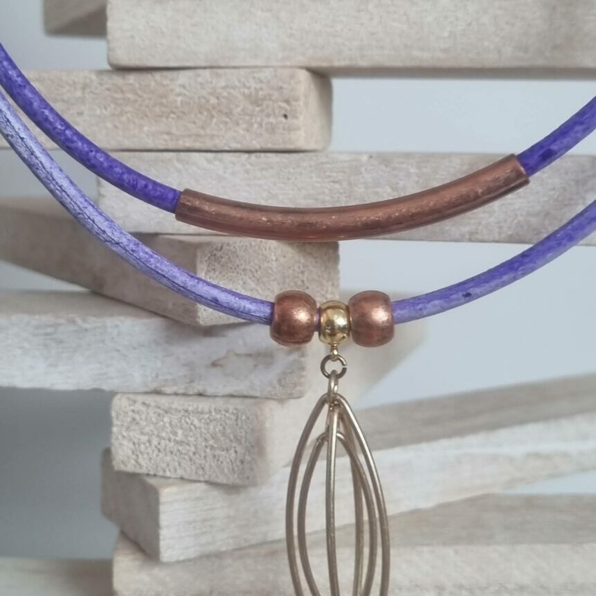 Collier femme en cuir rond mauve, tube, perles et ellipse bronzes et dorés