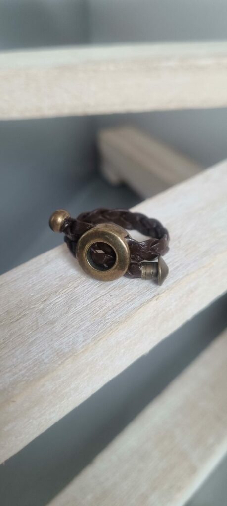 Bague en cuir marron tressé et passants bronze