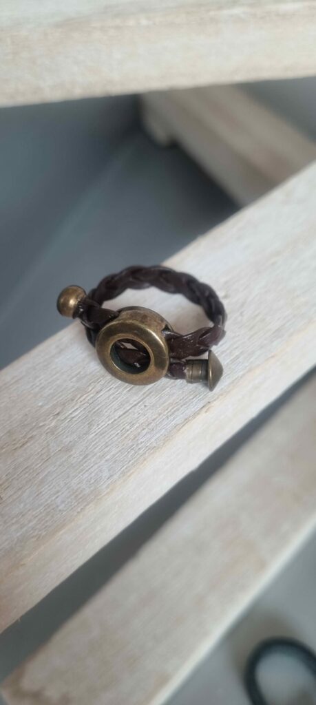 Bague en cuir marron tressé et passants bronze