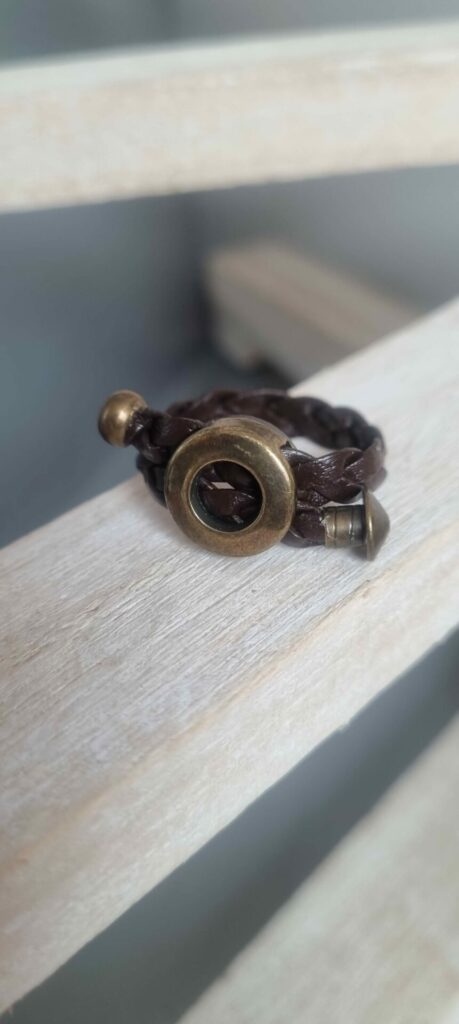 Bague en cuir marron tressé et passants bronze