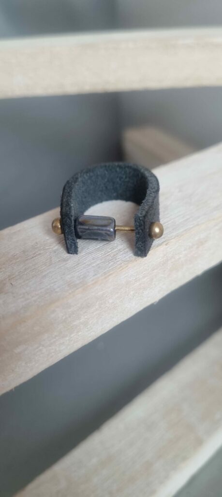 Bague en cuir noir et perle tube en céramique