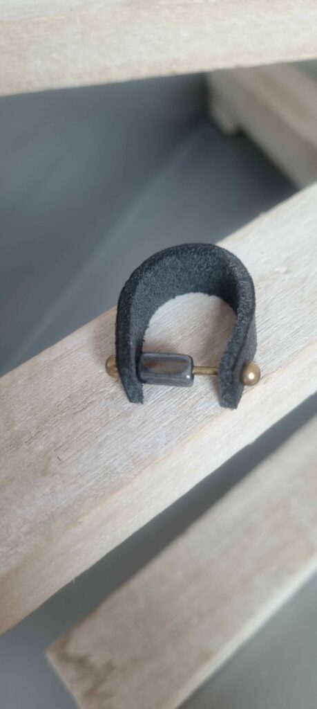 Bague en cuir noir et perle tube en céramique
