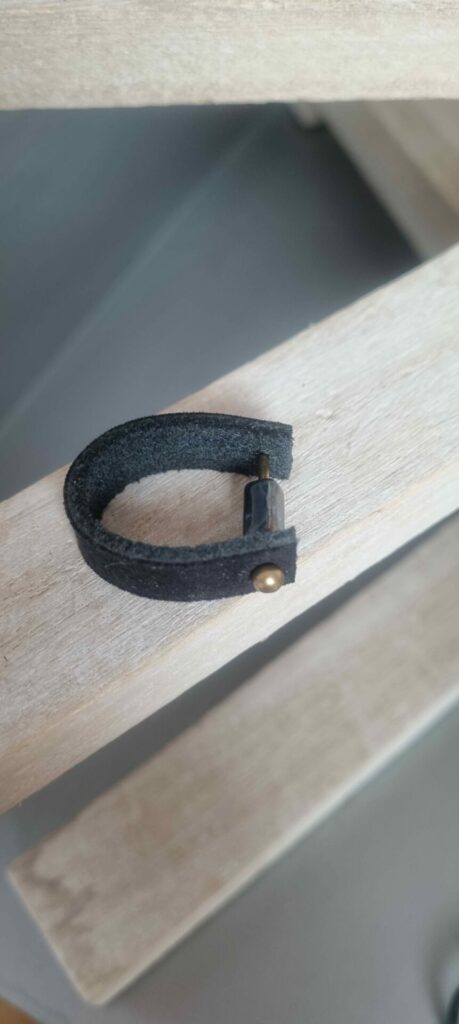Bague en cuir noir et perle tube en céramique
