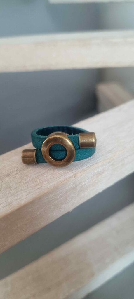 Bague en cuir plat 5mm vert et passants bronze