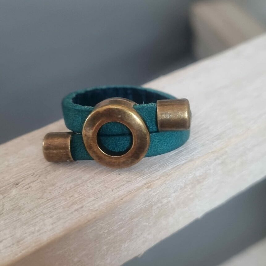 Bague en cuir plat 5mm vert et passants bronze