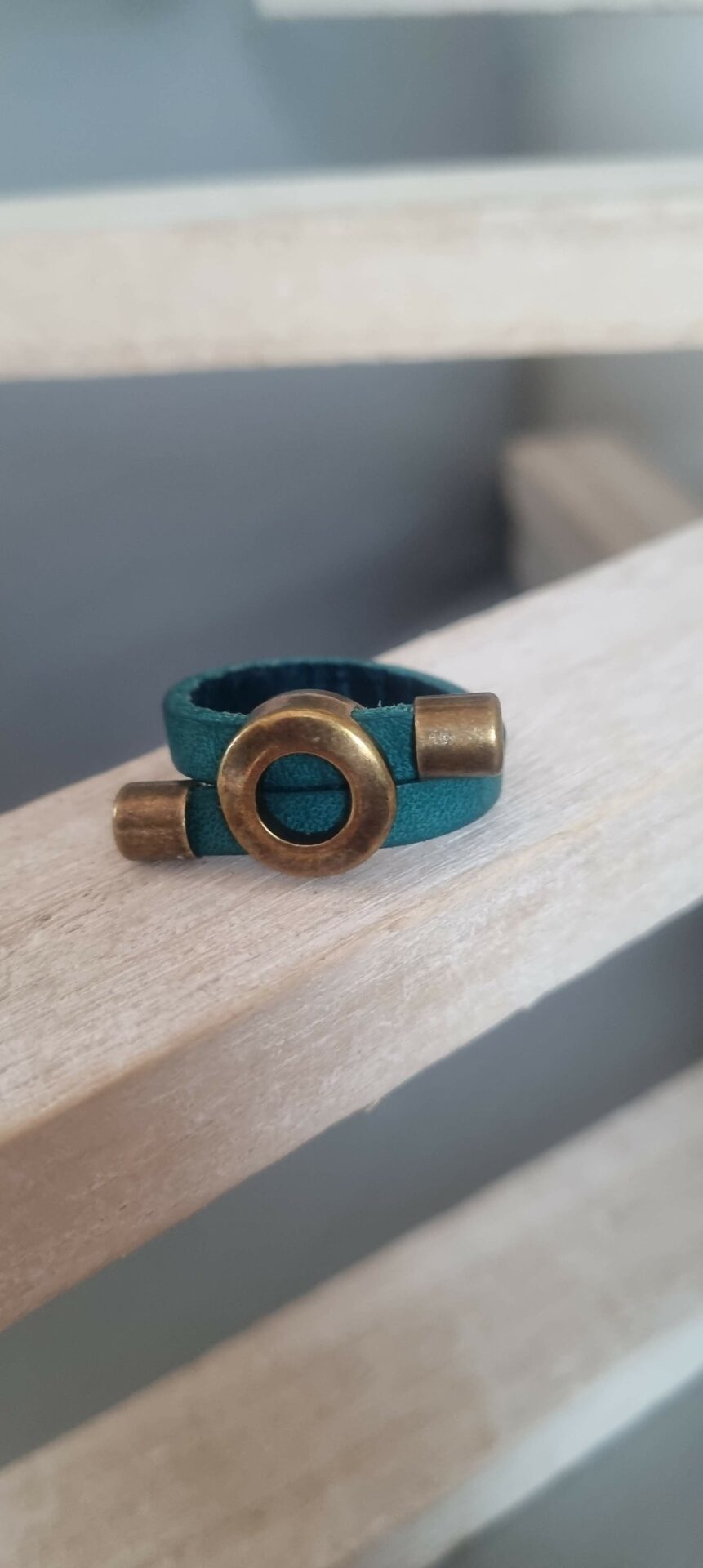 Bague en cuir plat 5mm vert et passants bronze