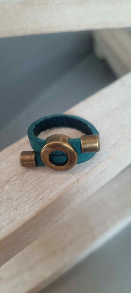 Bague en cuir plat 5mm vert et passants bronze