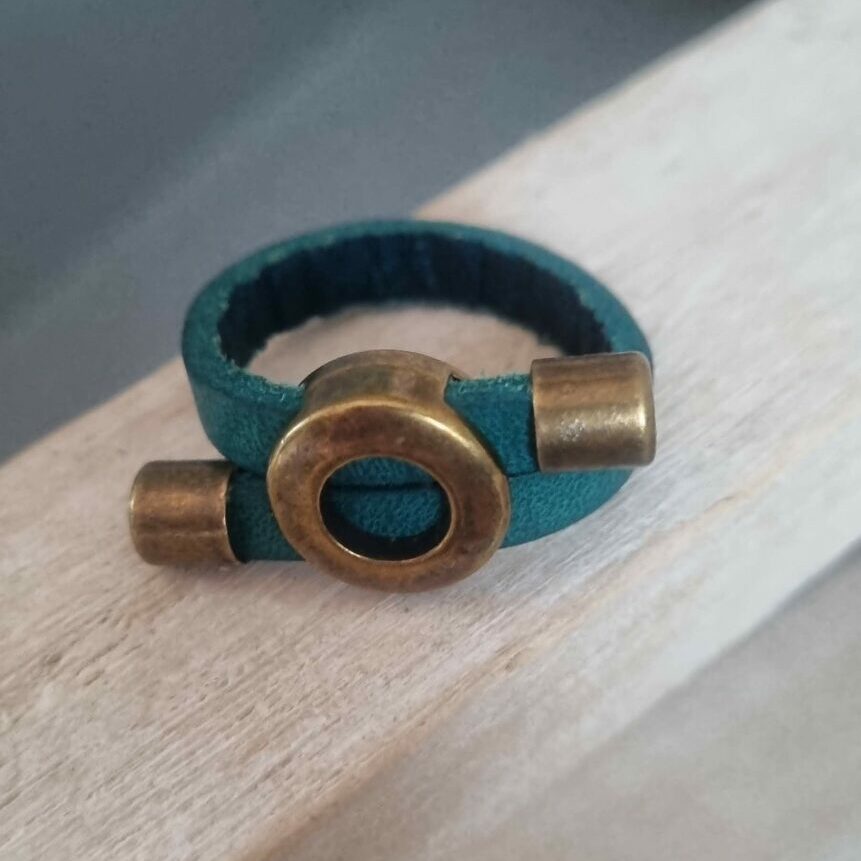 Bague en cuir plat 5mm vert et passants bronze