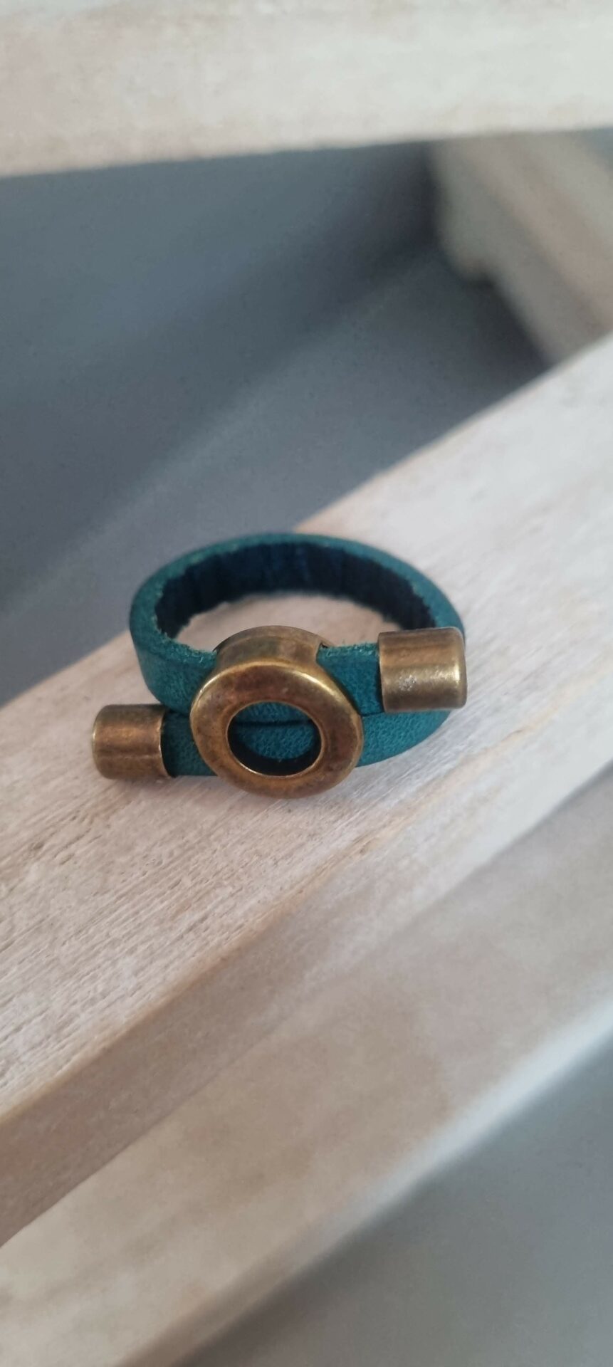 Bague en cuir plat 5mm vert et passants bronze