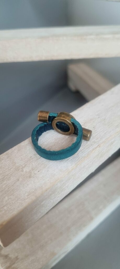 Bague en cuir plat 5mm vert et passants bronze
