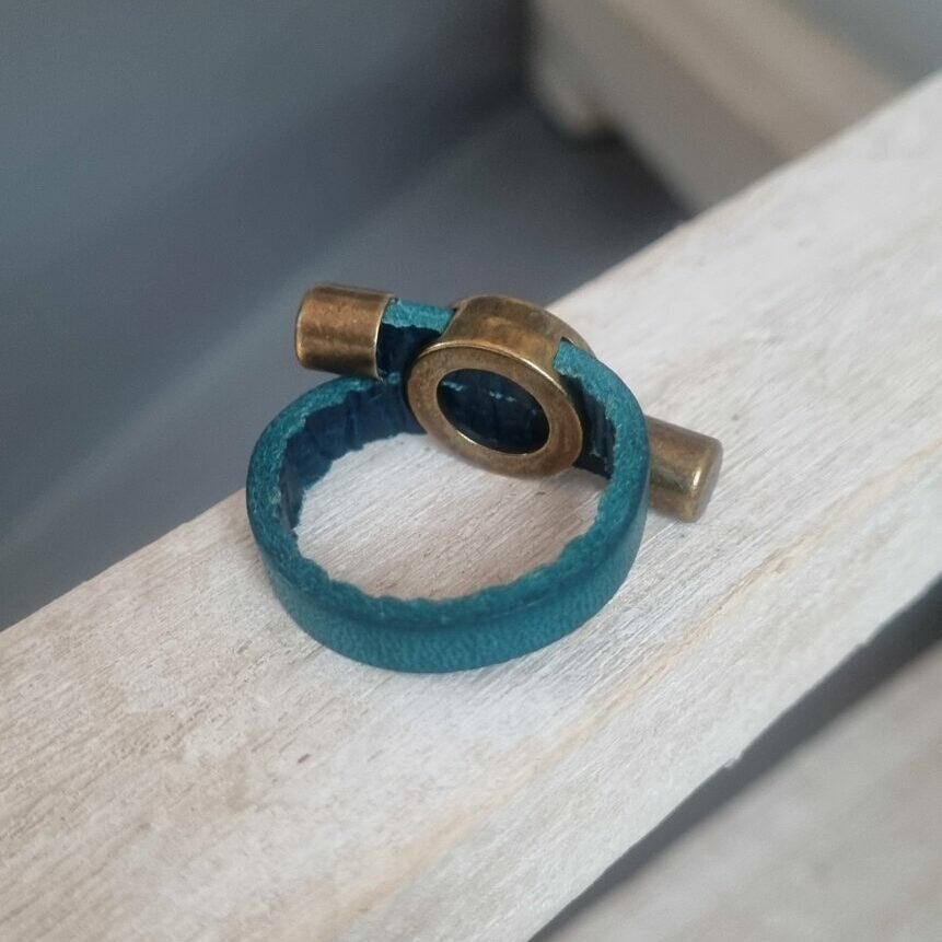 Bague en cuir plat 5mm vert et passants bronze