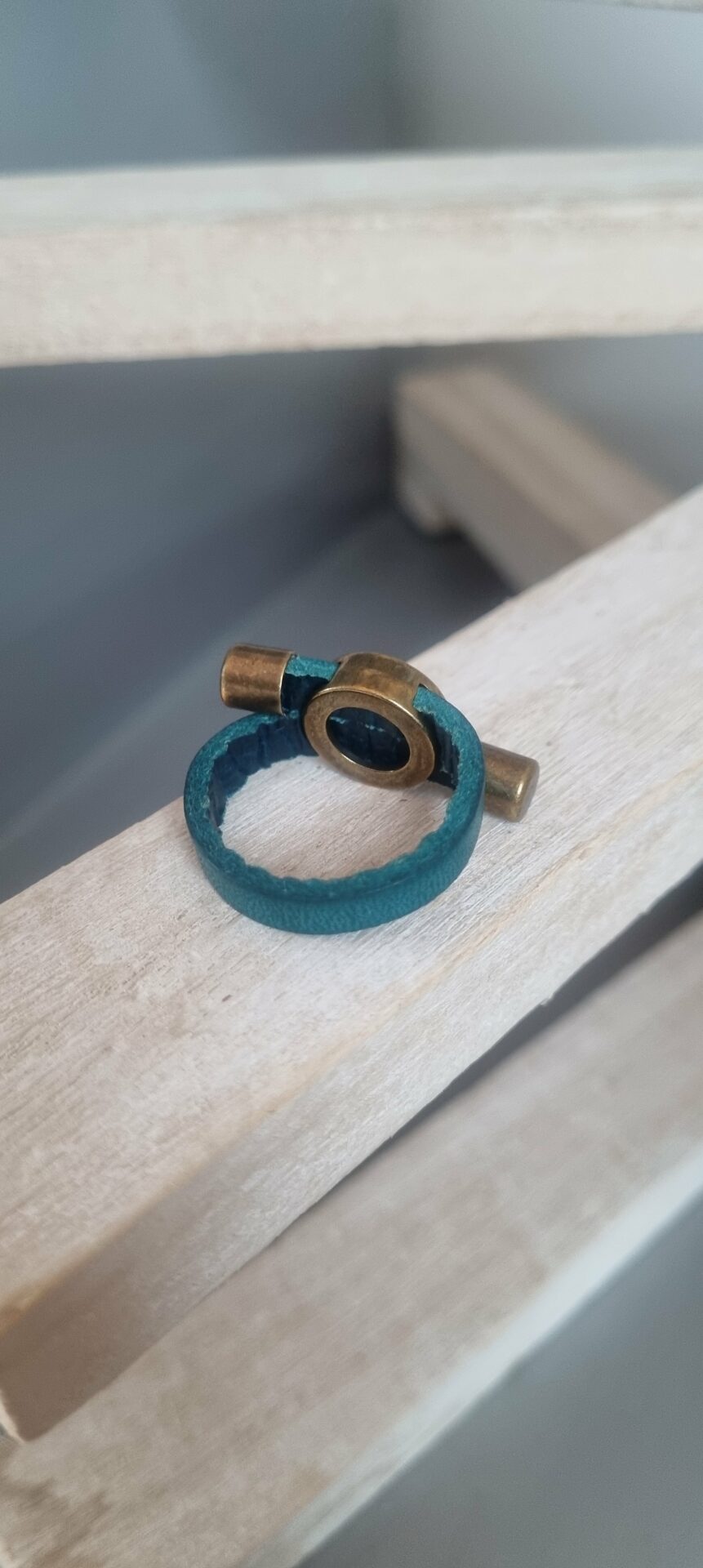 Bague en cuir plat 5mm vert et passants bronze
