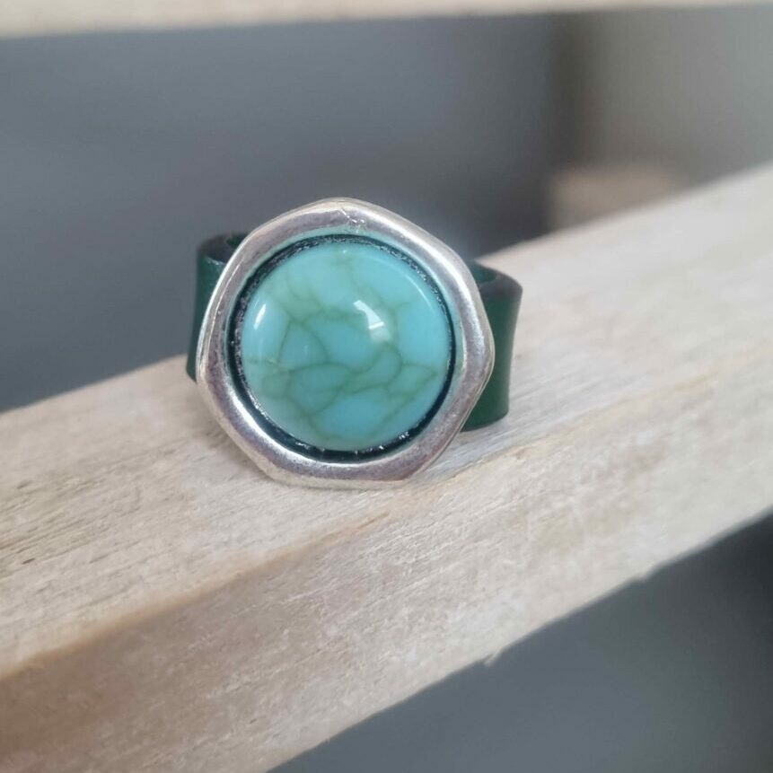 Bague en cuir vert 10mm et passant bleu vert