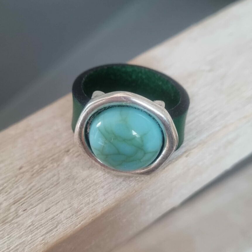 Bague en cuir vert 10mm et passant bleu vert