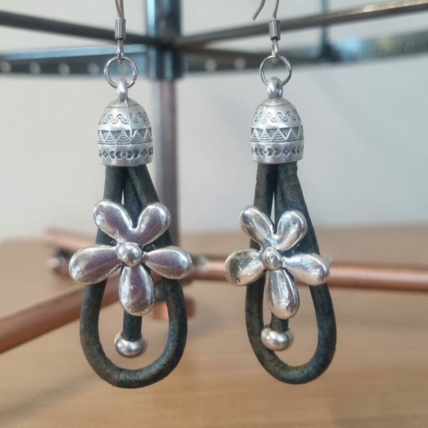 Boucle d'oreille en cuir bleu vintage et marguerite argentée
