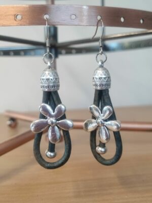 Boucle d'oreille en cuir bleu vintage et marguerite argentée