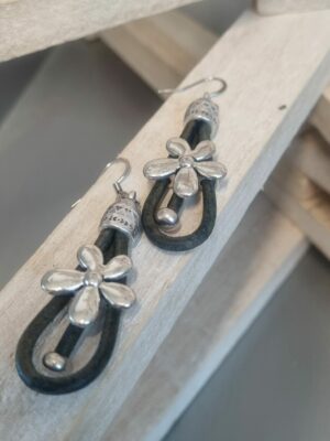 Boucle d'oreille en cuir bleu vintage et marguerite argentée